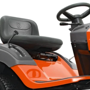 Husqvarna Rasentraktor TC 138L Winterpaket mit Schneeschild, Gummileiste, Gewicht und Schneeketten – Modell 2023