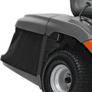 Husqvarna Rasentraktor TC 138L Winterpaket mit Schneeschild, Gummileiste, Gewicht und Schneeketten – Modell 2023