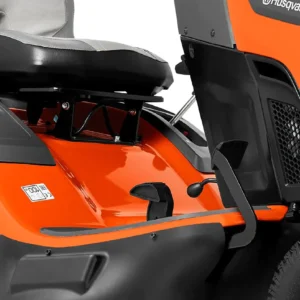 Husqvarna Rasentraktor TC 238TX Winterpaket mit Schneeschild, Gummileiste, Gewicht und Schneeketten – Modell 2023