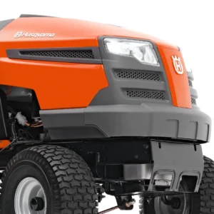 Husqvarna Rasentraktor TC 138L Winterpaket mit Schneeschild, Gummileiste, Gewicht und Schneeketten – Modell 2023