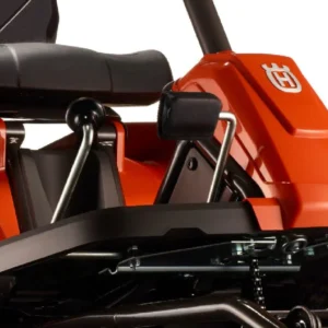 Husqvarna Frontmäher R 112C mit Mähdeck Combi 85 – Winterpaket mit Schneeschild, Gummileiste und Schneeketten – Modell 2023