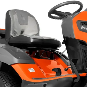 Husqvarna Rasentraktor TC 238TX Winterpaket mit Schneeschild, Gummileiste, Gewicht und Schneeketten – Modell 2023